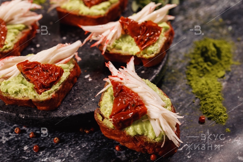 Брускетта с гуакамоле, снежным крабом и вялеными томатами