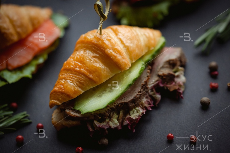 Мини-круассан с ростбифом 