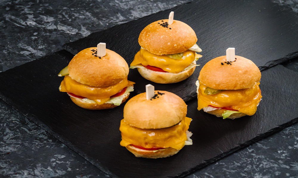 Бургер мини со свиной котлетой и беконом