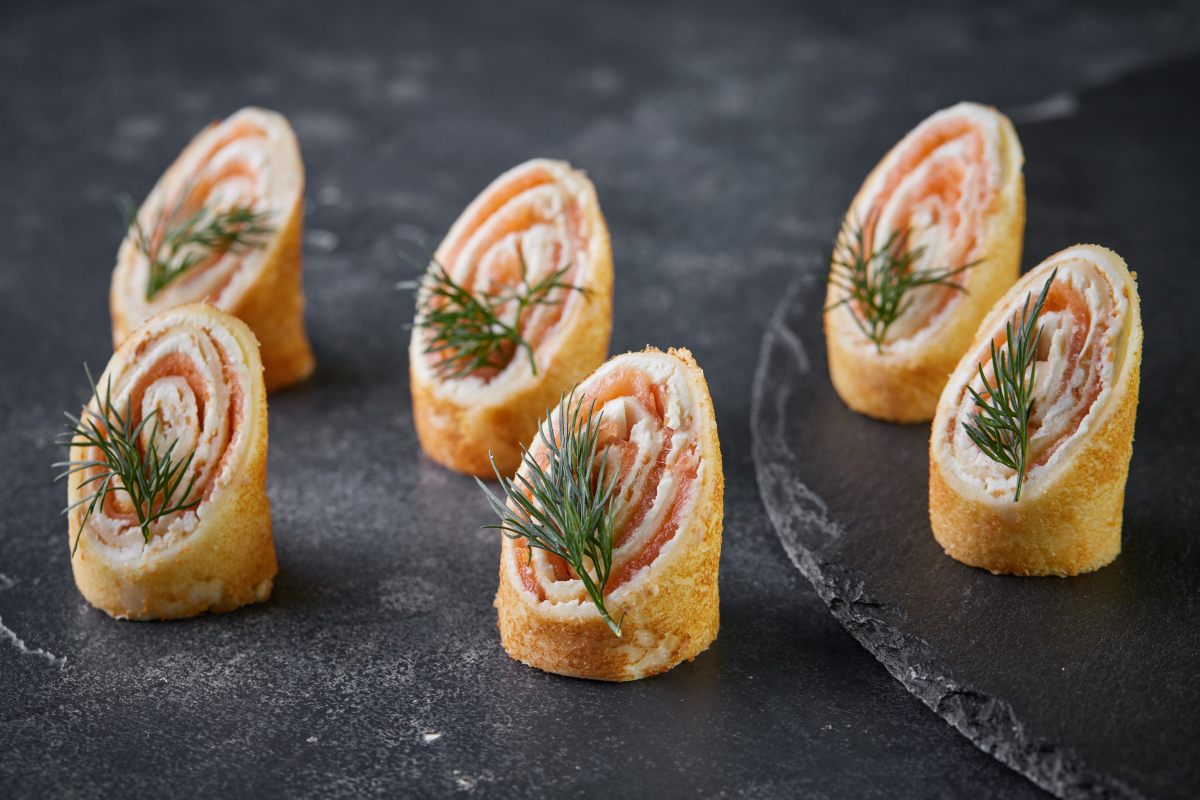 Канапе блинный ролл с лососем и сливочным сыром