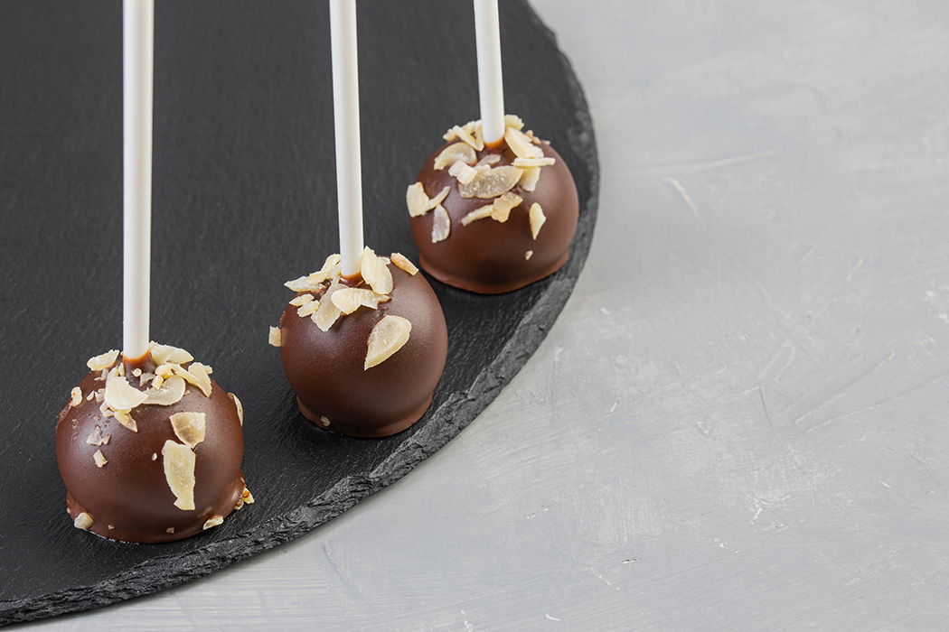 Кейк попсы из шоколадного б/г бисквита с лепестками миндаля