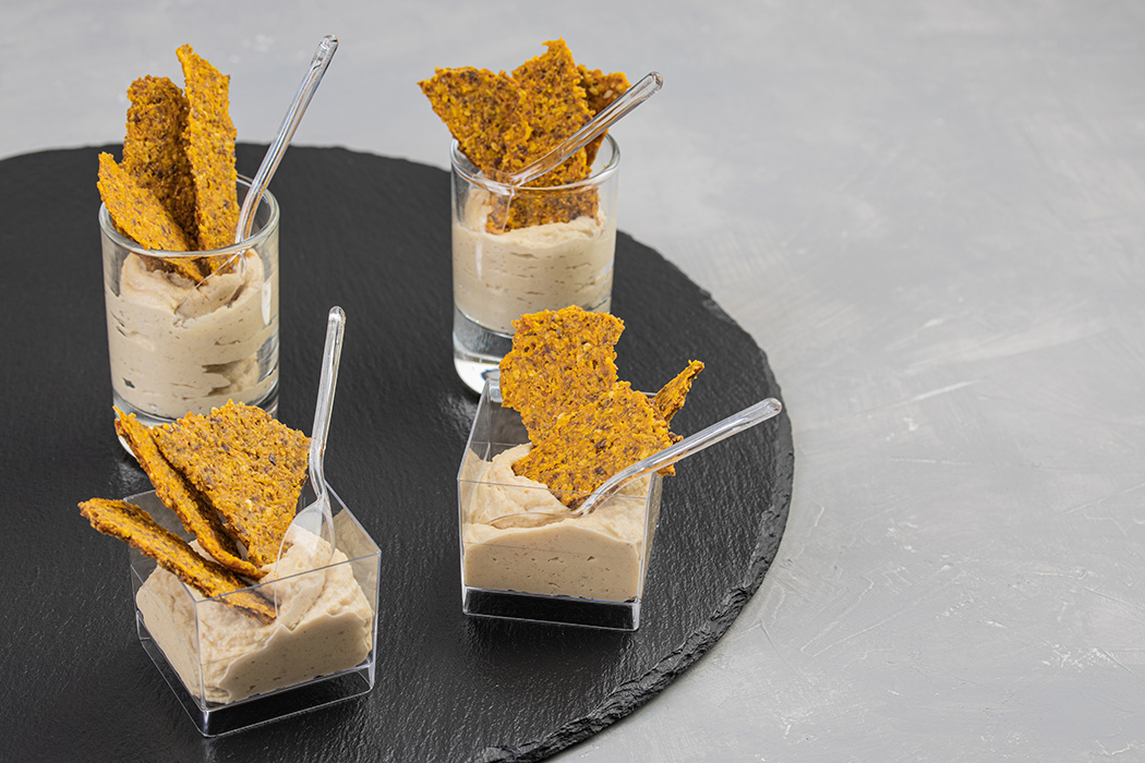 Хумус с печеным перцем с хлебцами из батата