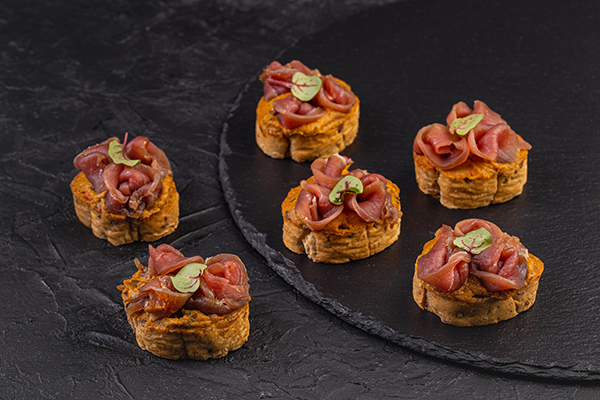 Брускетта с вяленой уткой