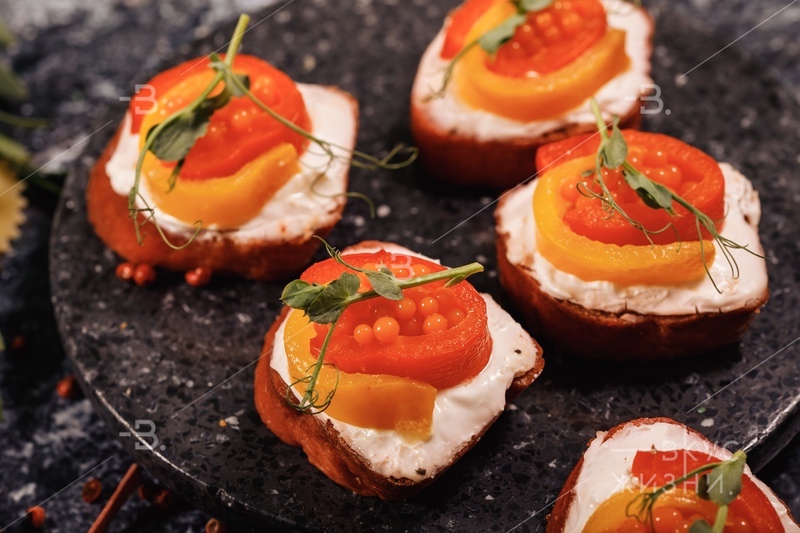 Брускетта с печёным перцем и морковной икрой