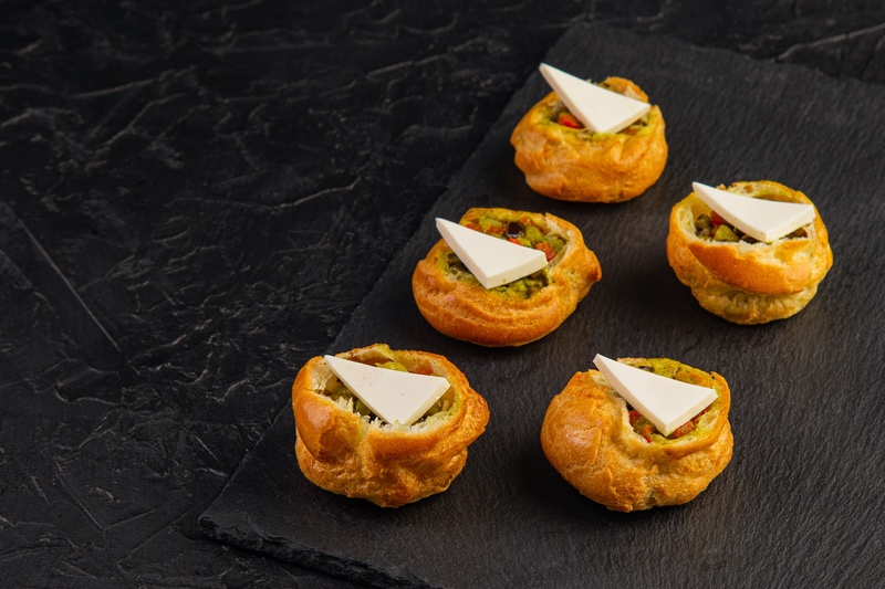 Профитроли с печеными овощами и брынзой