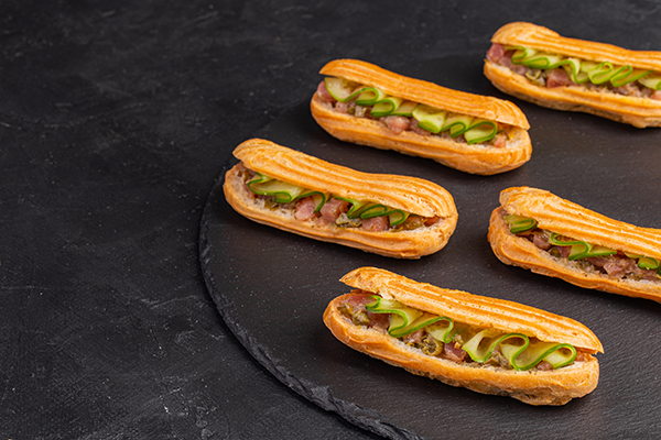 Эклер с тар-таром из тунца, огурцом и горчичной заправкой