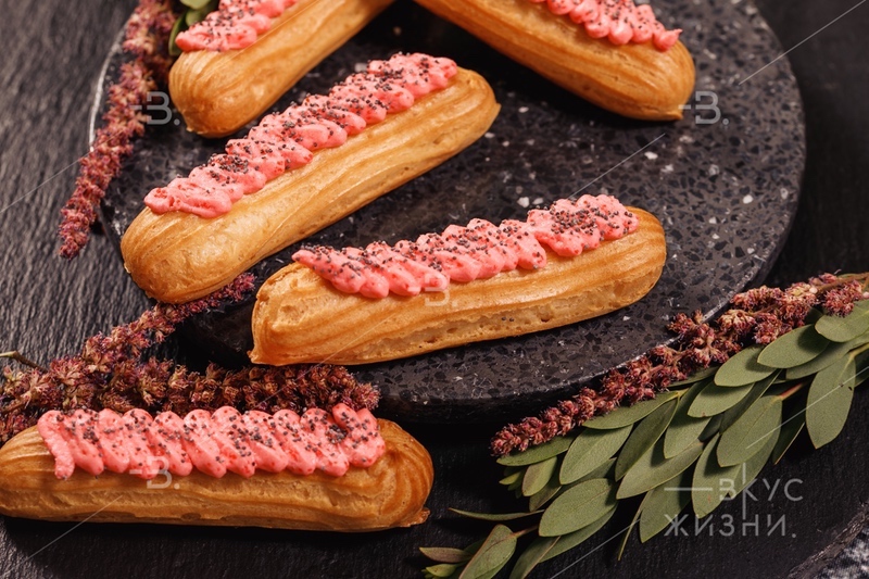 Мини-эклер с муссом из лосося и кремом тобико