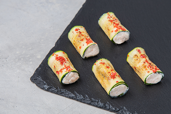 Канапе Ролл из цукини с лососем и сливочным сыром