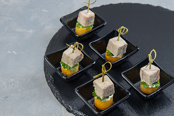 Репа с бужениной и муссом из сливочного хрена