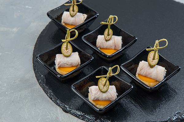 Нежное филе цыпленка на хрустящем тосте с сыром Чеддер и каперсом