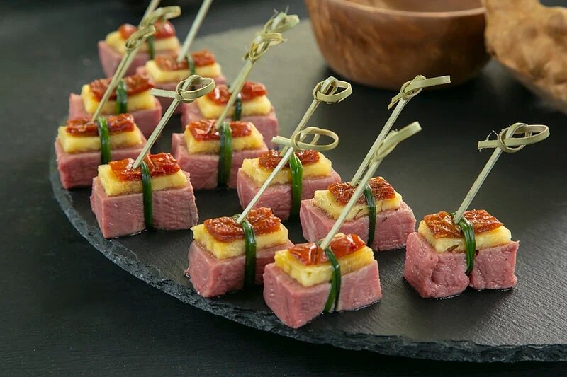 Канапе Ростбиф с ананасом и вяленым томатом