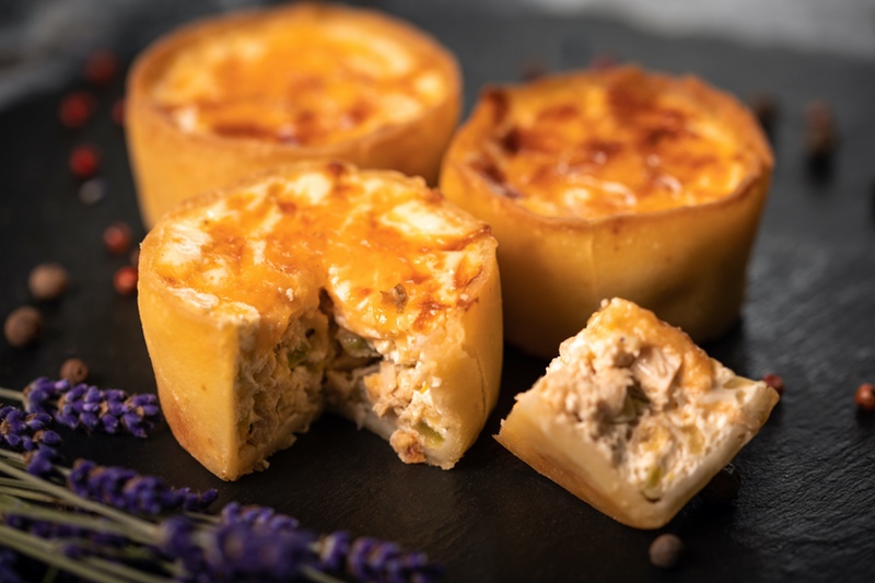 Мини-киш с курицей и цукини