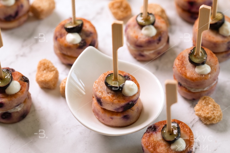 Мини-сырники с голубикой