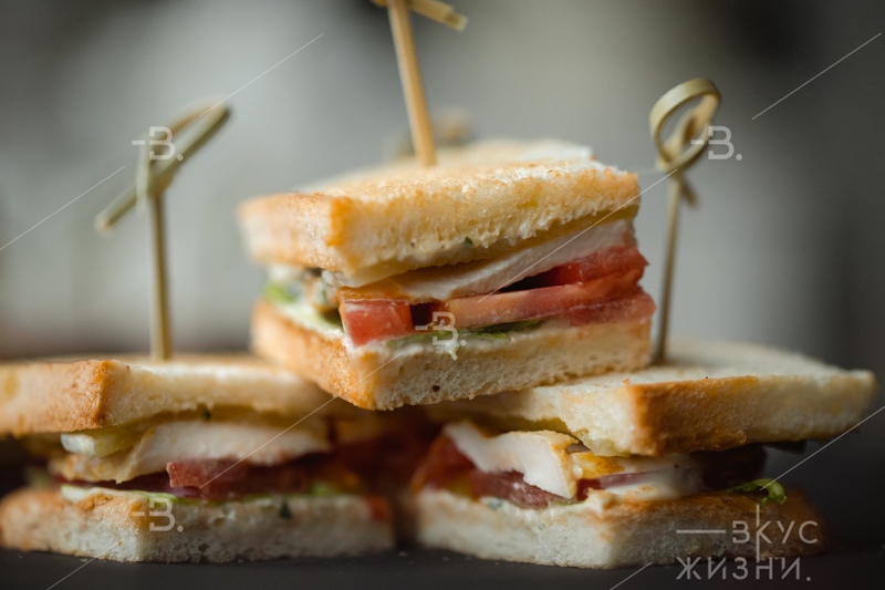 Мини-сэндвич с куриным филе, Романо и соусом Цезарь