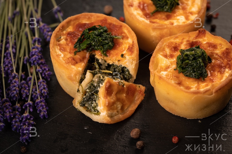 Мини-киш со шпинатом и сливками