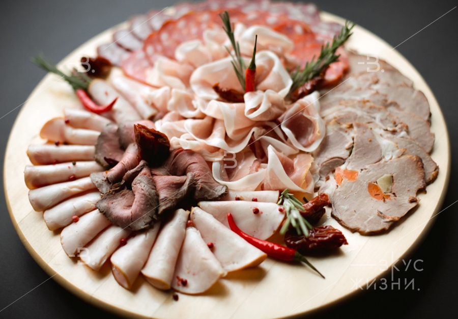 Мясная тарелка с Пармой и вялеными томатами