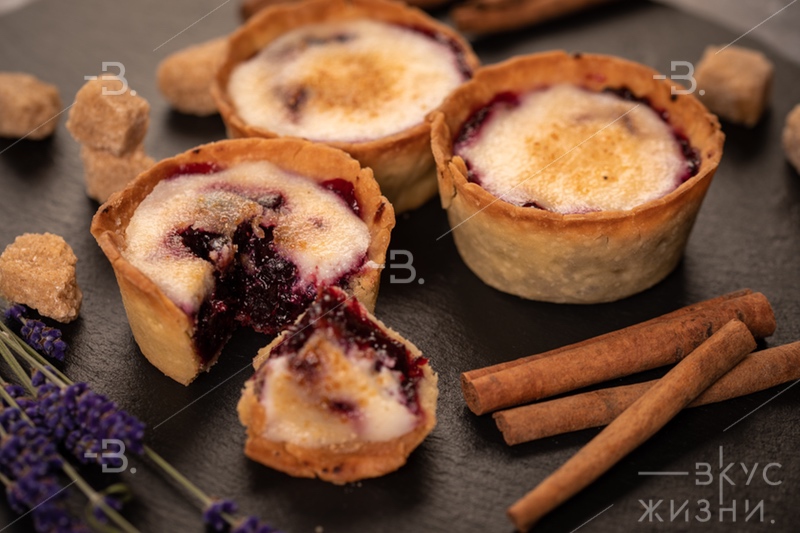 Мини-киш с лесными ягодами