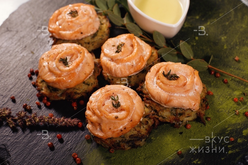 Филе семги на картофельном дранике Соус белое вино