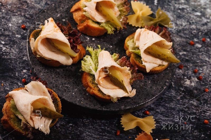 Брускетта с ломтиком подкопченной курицы и домашним Песто