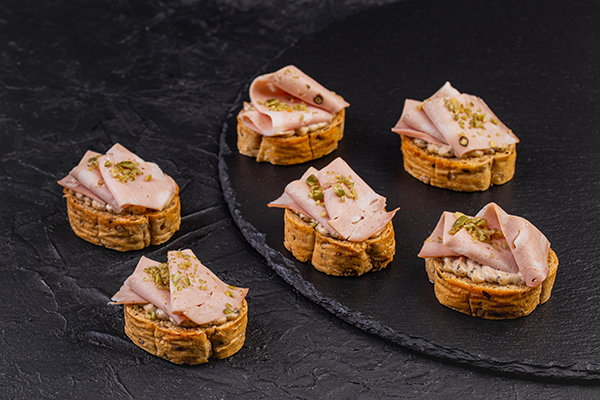 Брускетта с мортаделлой
