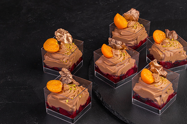 Вишневый конфи с шоколадным пралине и физалисом