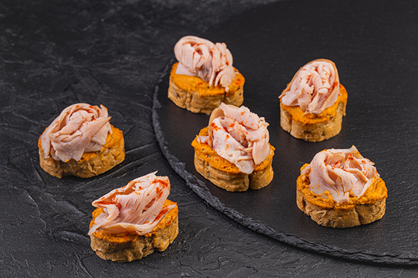 Брускетта с пастрами и соусом из печеных овощей