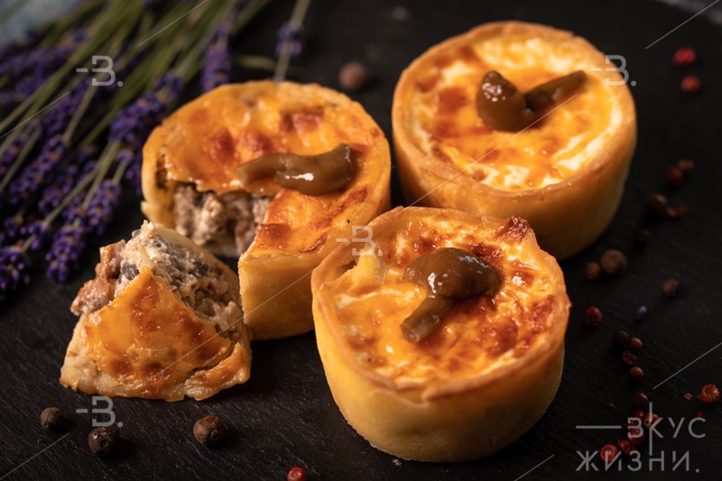Мини-киш с жульеном из лесных грибов