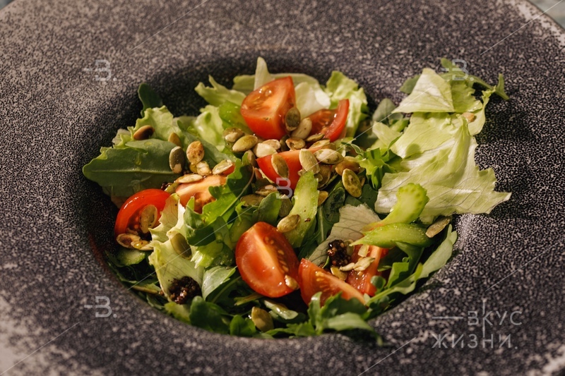 Фреш салат с тыквенными семечками 