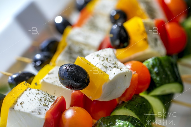 Канапе по-гречески на шпажке