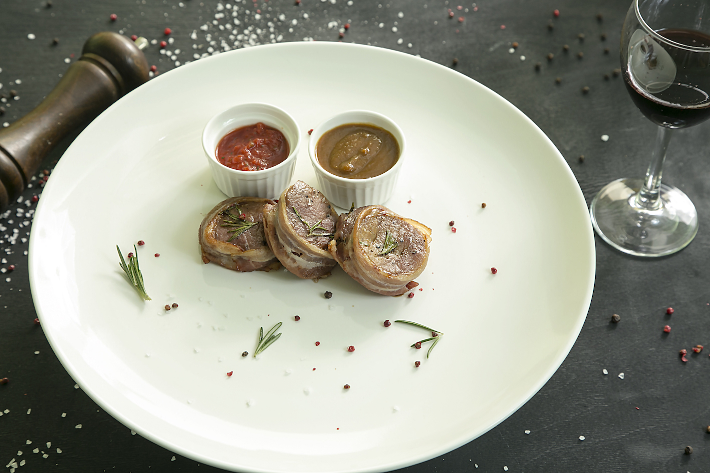 Медальоны из телятины в беконе