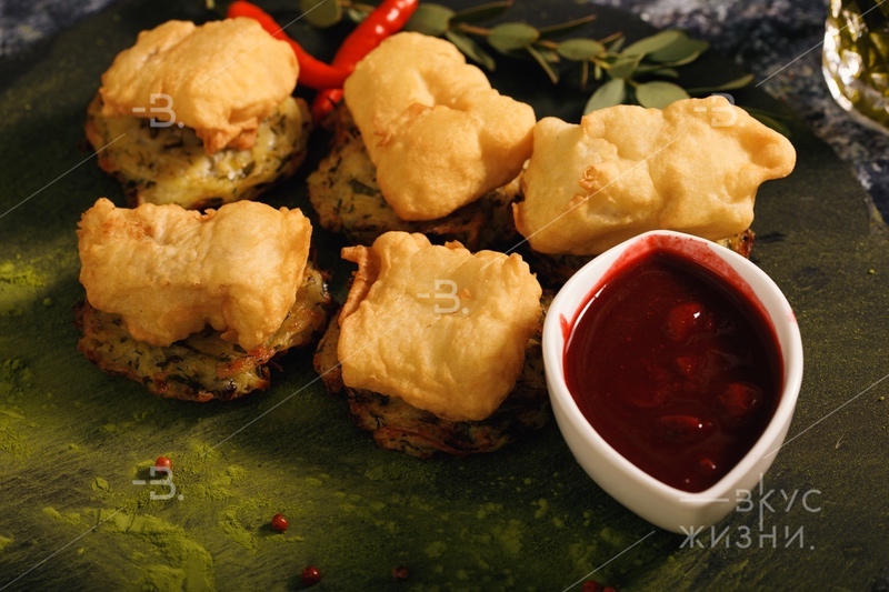 Судак темпура с вишнёвым соусом