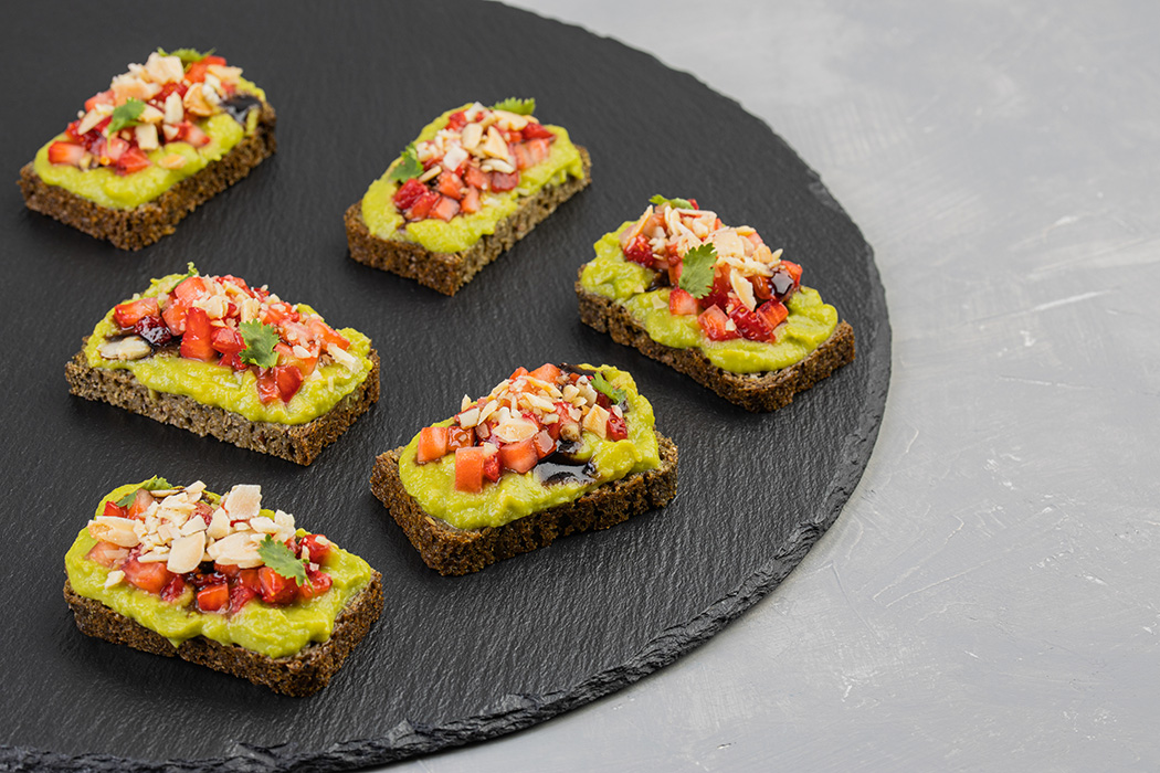 Брускетта с гуакомоле и клубникой
