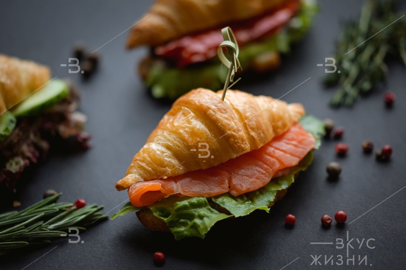 Мини-круассан с сёмгой, руколой и вялеными томатами