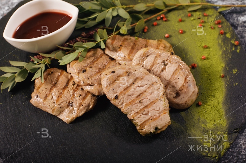 Телячьи медальончики Соус Красное вино