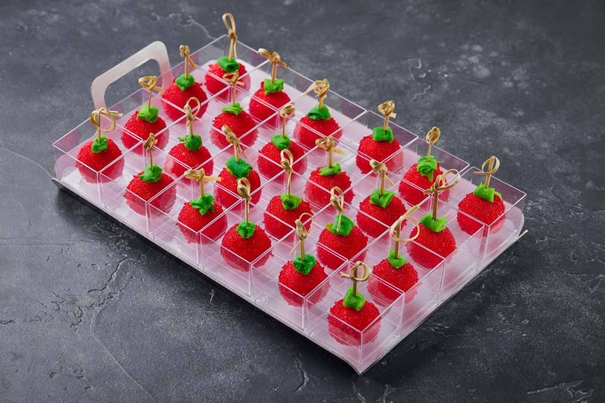 Канапе Чиз болл с лососем и красным Тобико