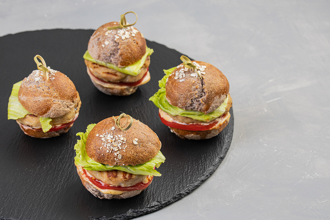 Бургеры на овсяной булочке с куриной котлетой