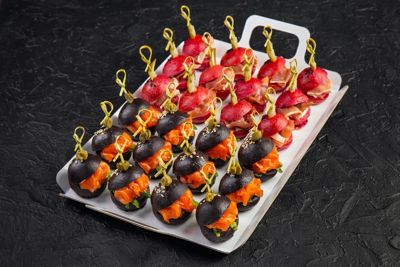 Мини бургер с лососем и прошутто (микробургер)