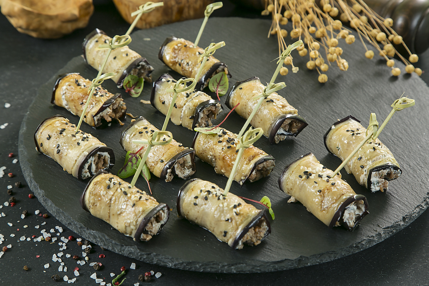 Канапе Рулетики из баклажан с хайбиф фаршем и грибами под сливочно-чесночным соусом