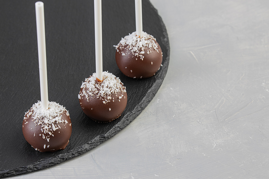 Кейк попсы из шоколадного б/г бисквита с кокосовой стружкой