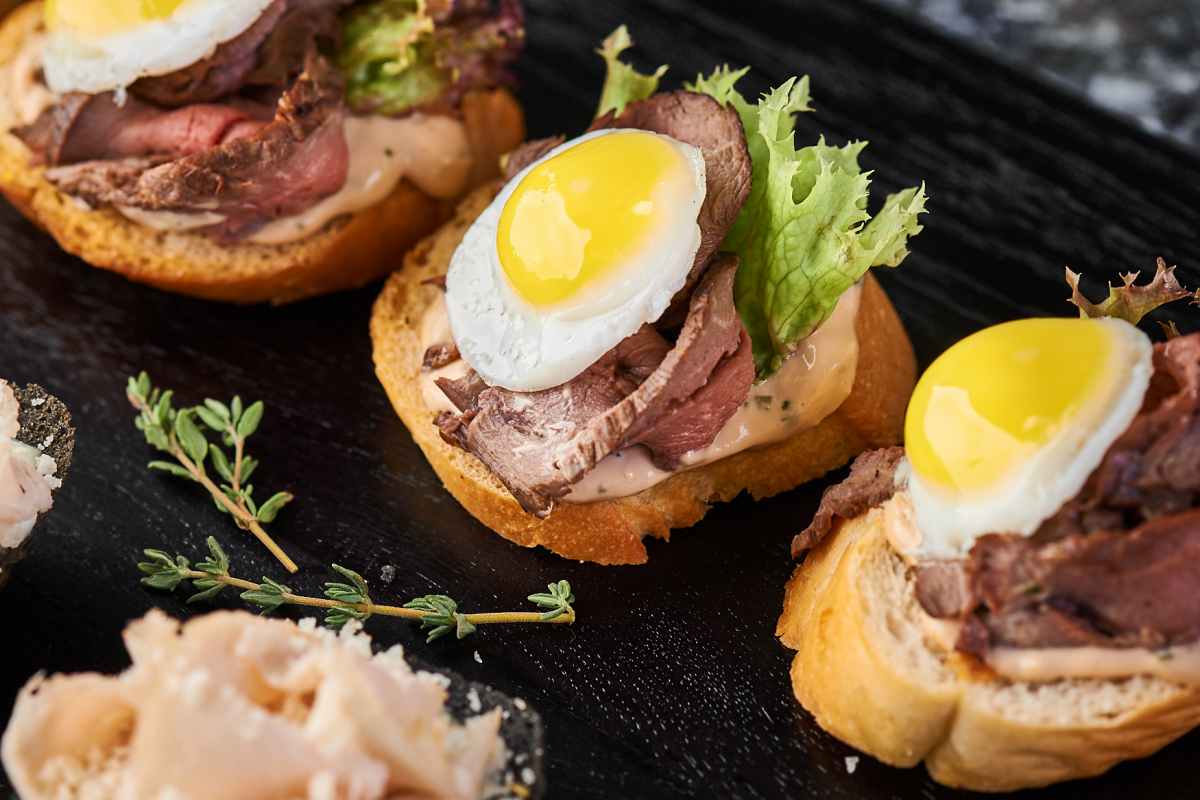 Брускетта с ростбифом