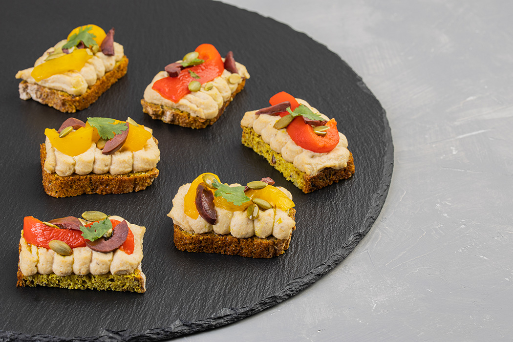 Брускетта б/г с хумусом, печеным перцем и оливками