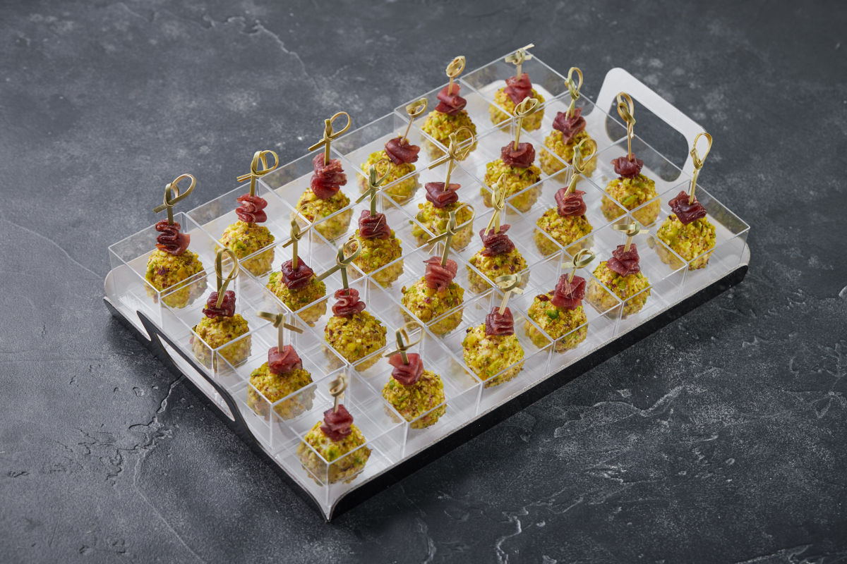 Канапе Чиз болл с фисташками и брезаолой