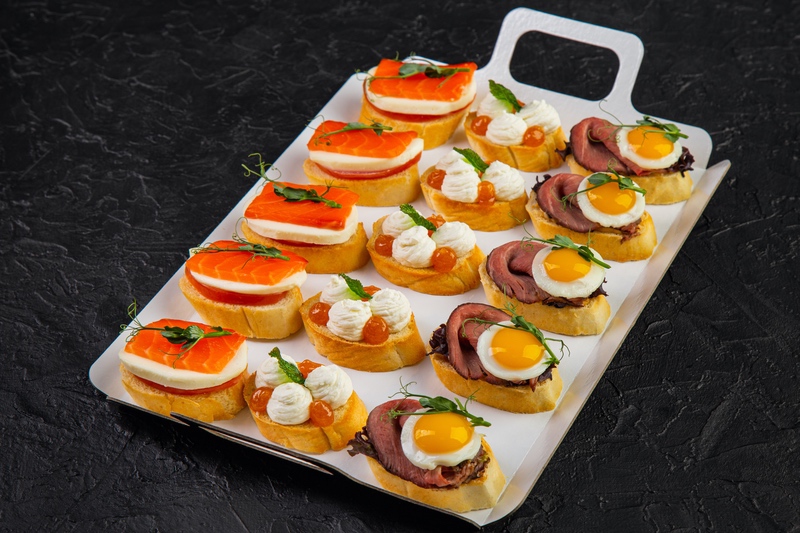 Сет из брускетт с лососем, сыром дор-блю и ростбифом