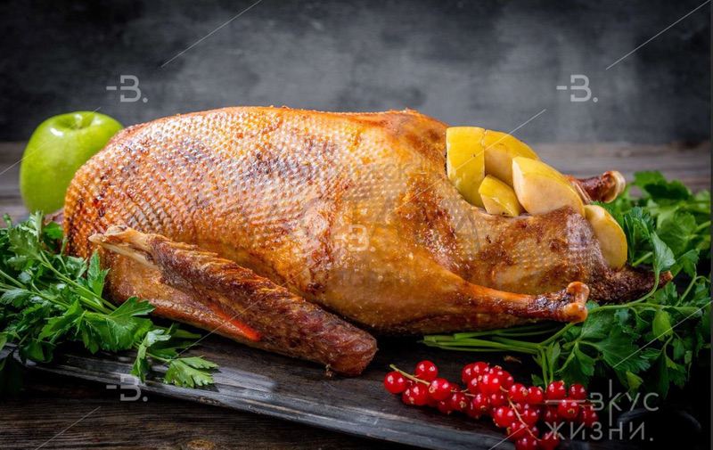 Гусь фермерский запеченный с яблоками на зерновом откорме