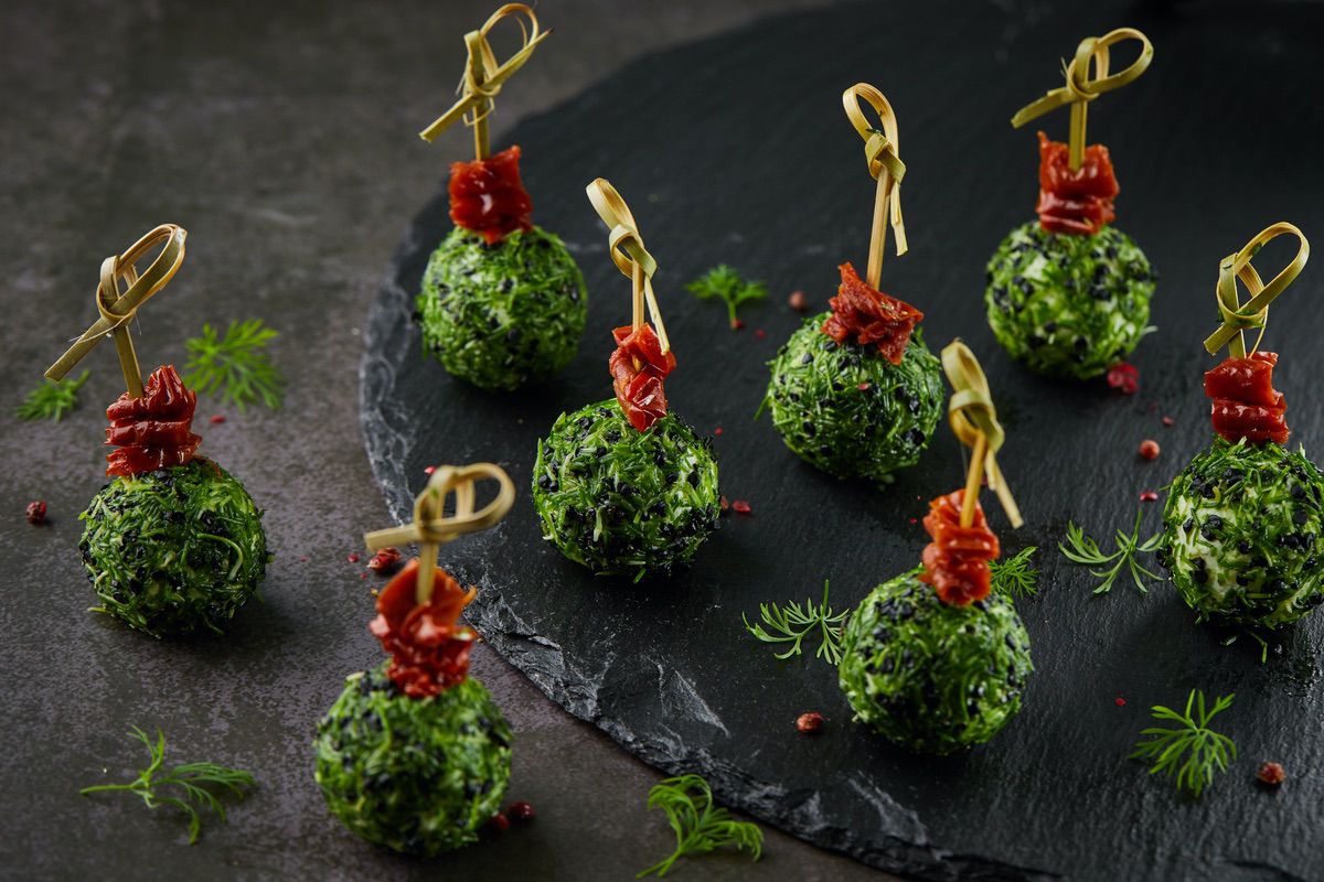 Канапе Чиз болл с вяленым томатом