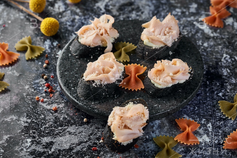 Брускетта угольная с индейкой Су-вид