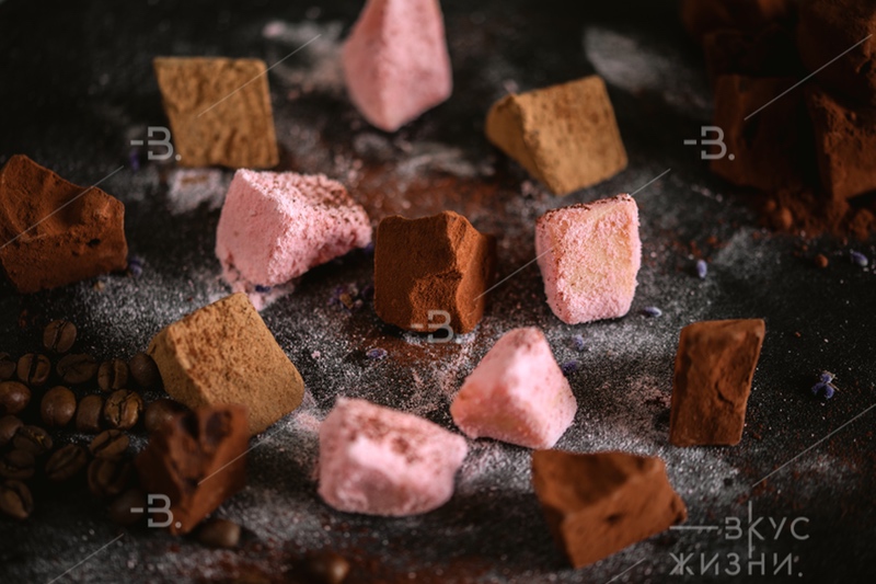 Трюфель из молочного шоколада с натуральным кофе и чёрным перцем в светлом какао