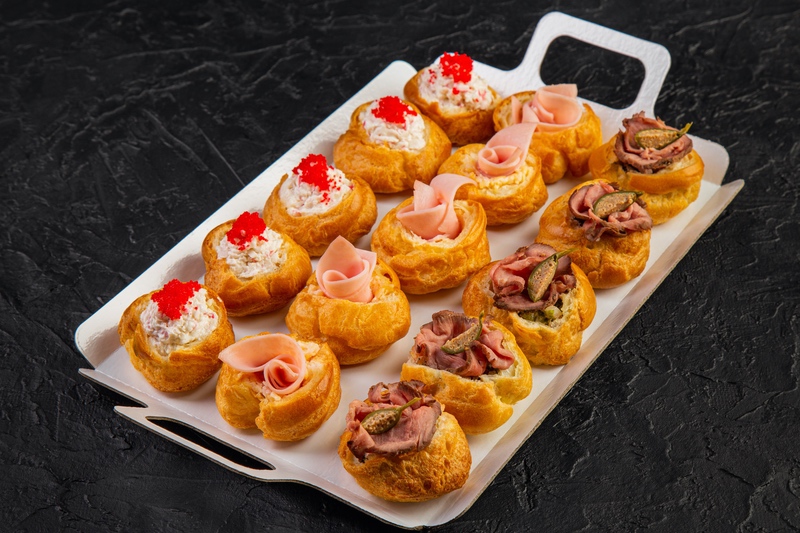 Трио профитролей с ростбифом, снежный крабом и ветчиной