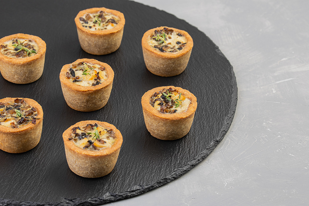 Мини киш на б/г основе куриным жульеном