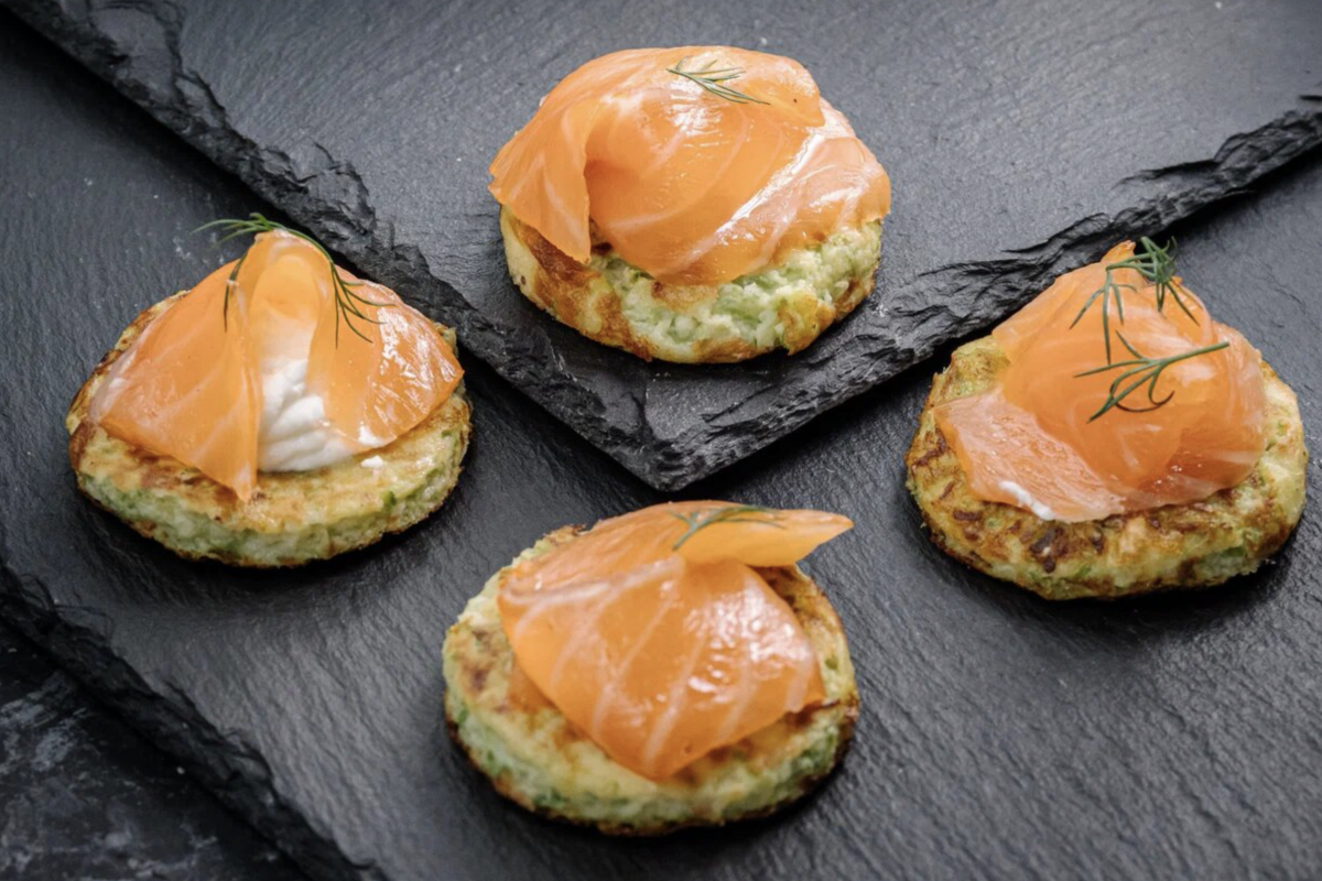 Лосось на оладушке из цукини со сметаной